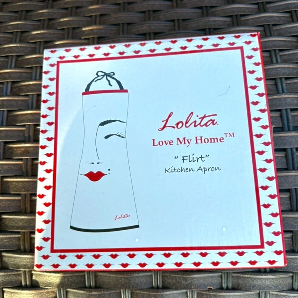 Lolria Love my Home Flirt apron New in Box.